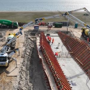 De omgekeerde uitkragende dijkbrug